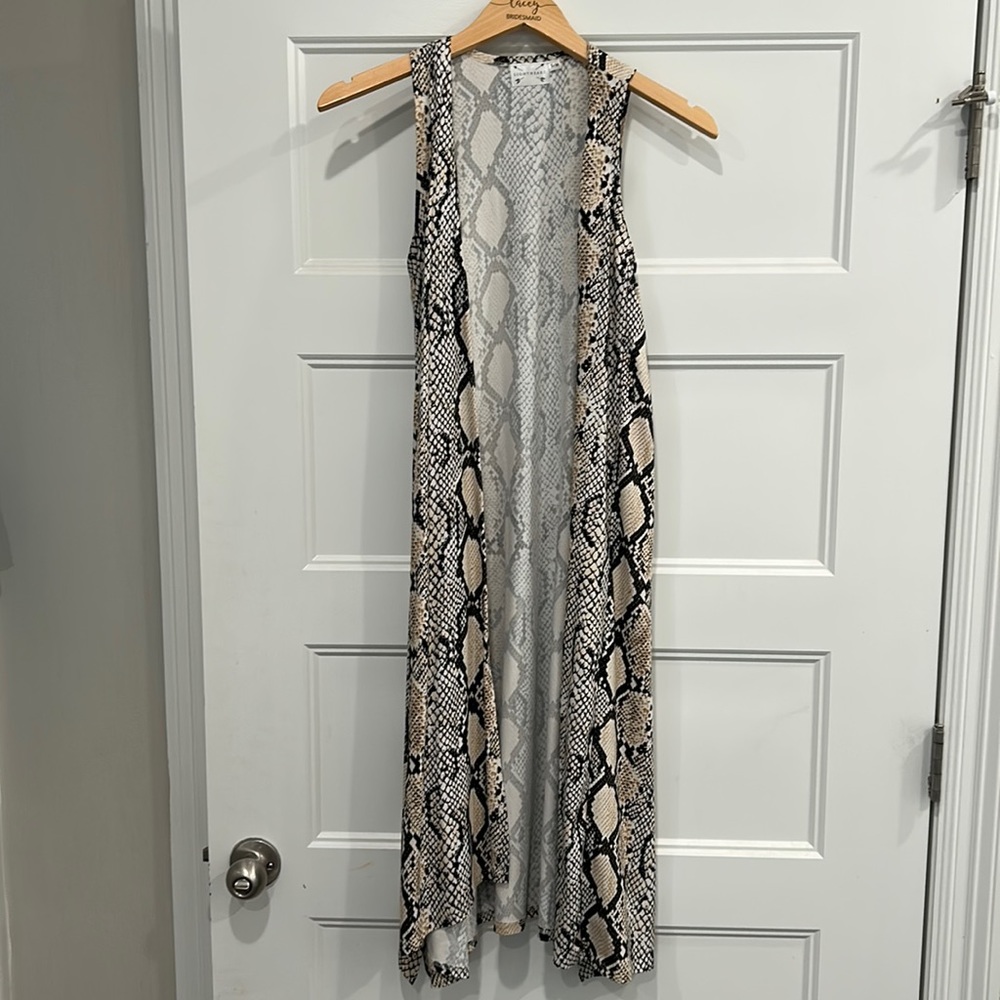 Light-heart sleeveless cardigan